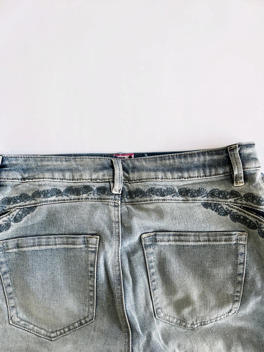Bayeas Embroidered Wide-Leg Jeans - Picture 7 of 8